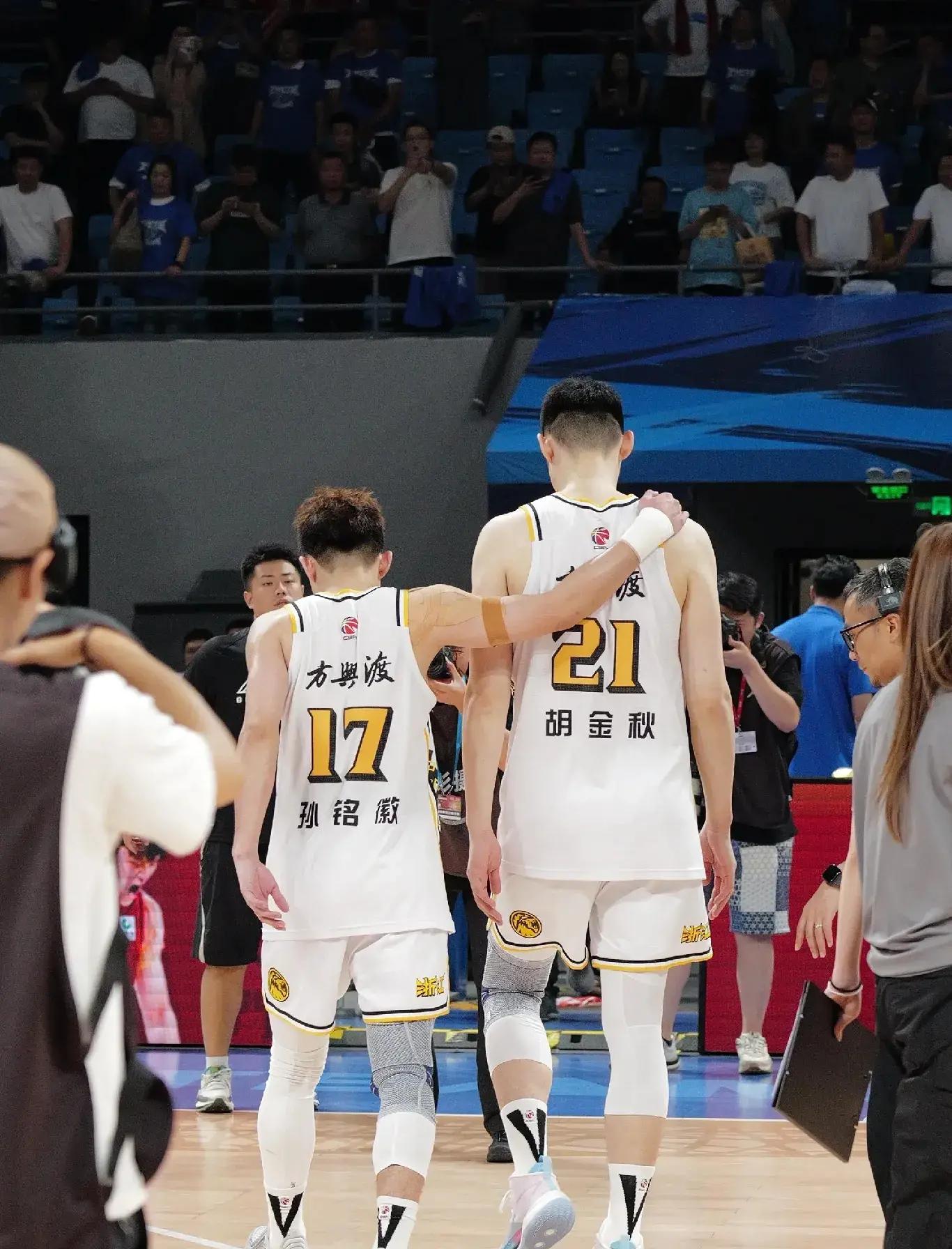 包含今晚广厦男篮调整名单以备CBA常规赛，复出首秀环节打磨，质疑声仍在，更衣室氛围转暖的词条
